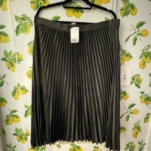 NWT - Express Pleated Skirt